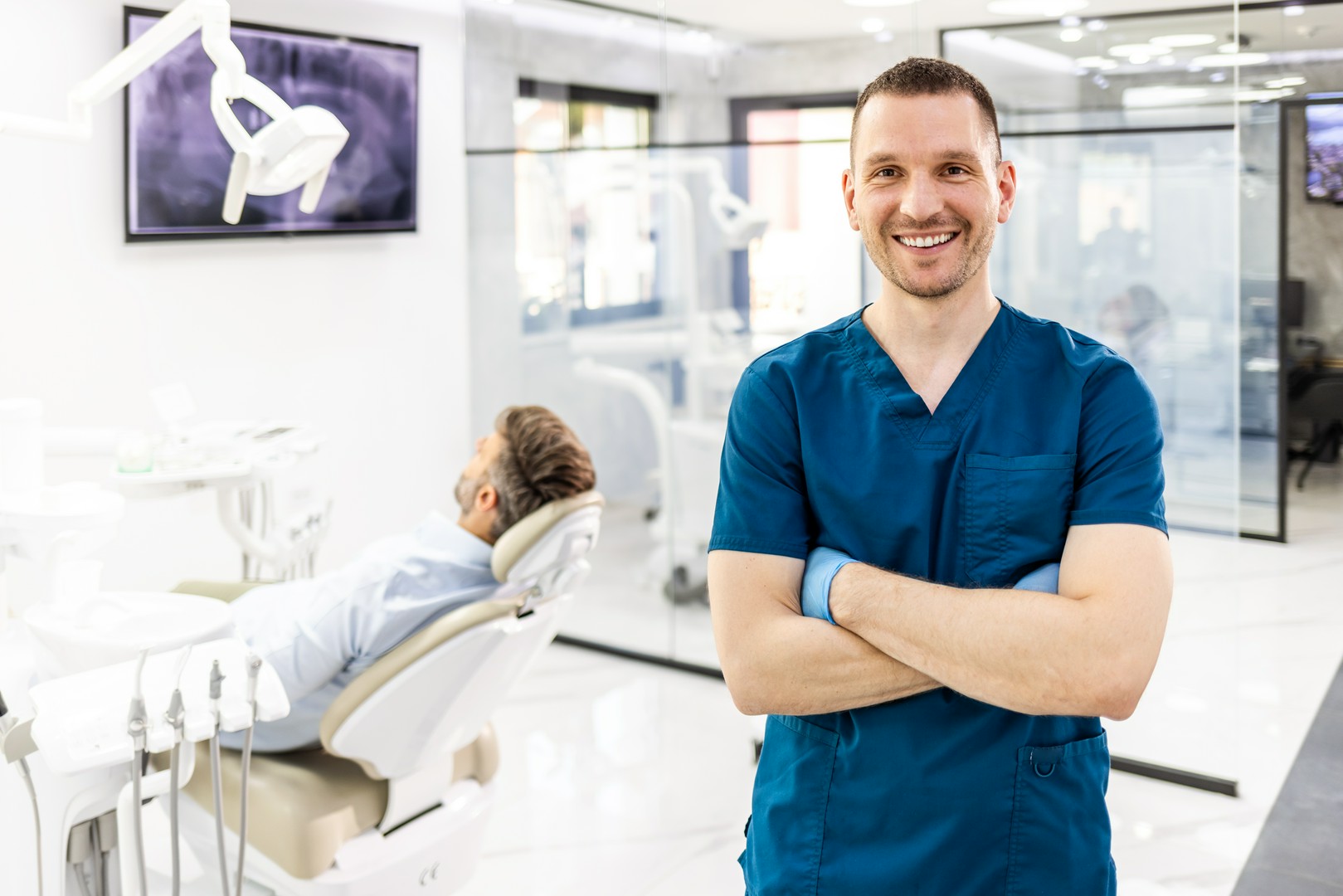 chirurg stomatolog i pacjent w tle